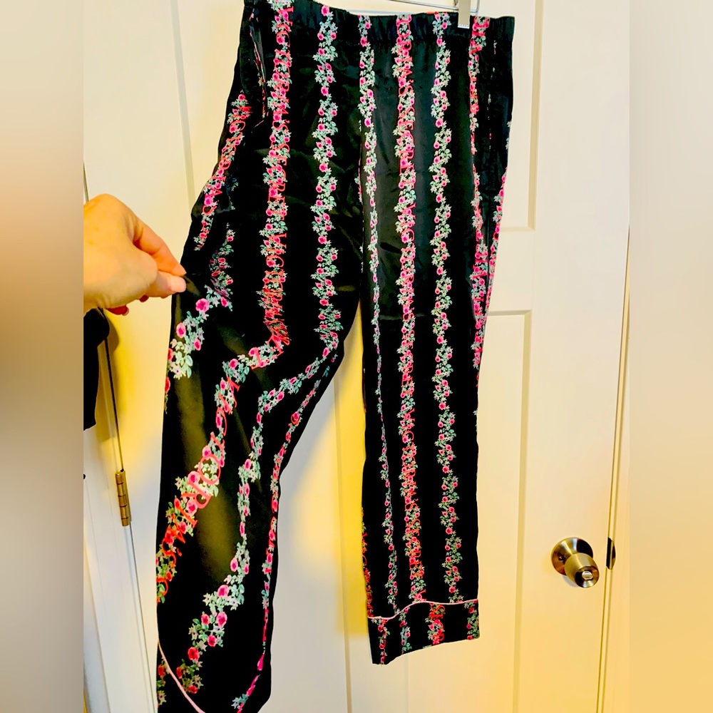 VICTORIA SECRET ❤️LOGO SILK PAJAMA BOTTOM SUPER SOFT WITH POCKETS EUC❤️
